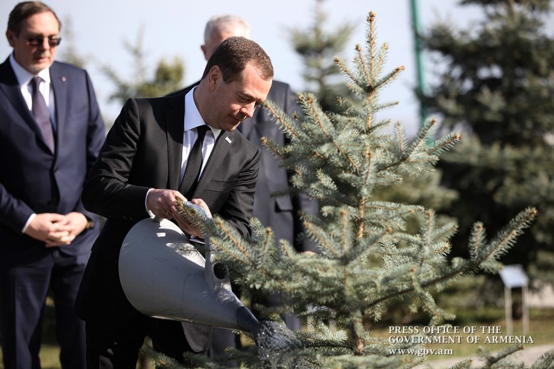 Dmitry Medvedev Tsitsernakaberd 6