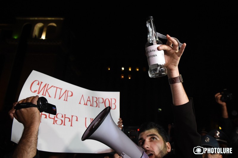 Lavrov protest 13