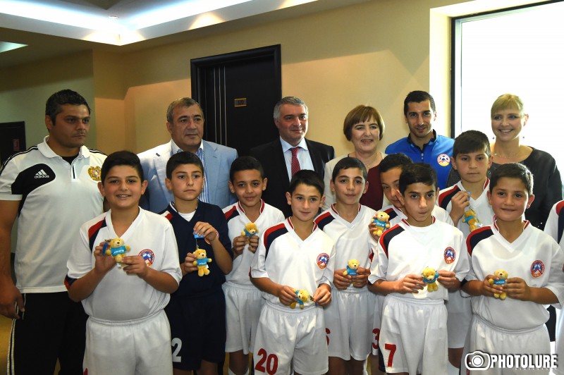 henrikh-mkhitaryan-unicef-5